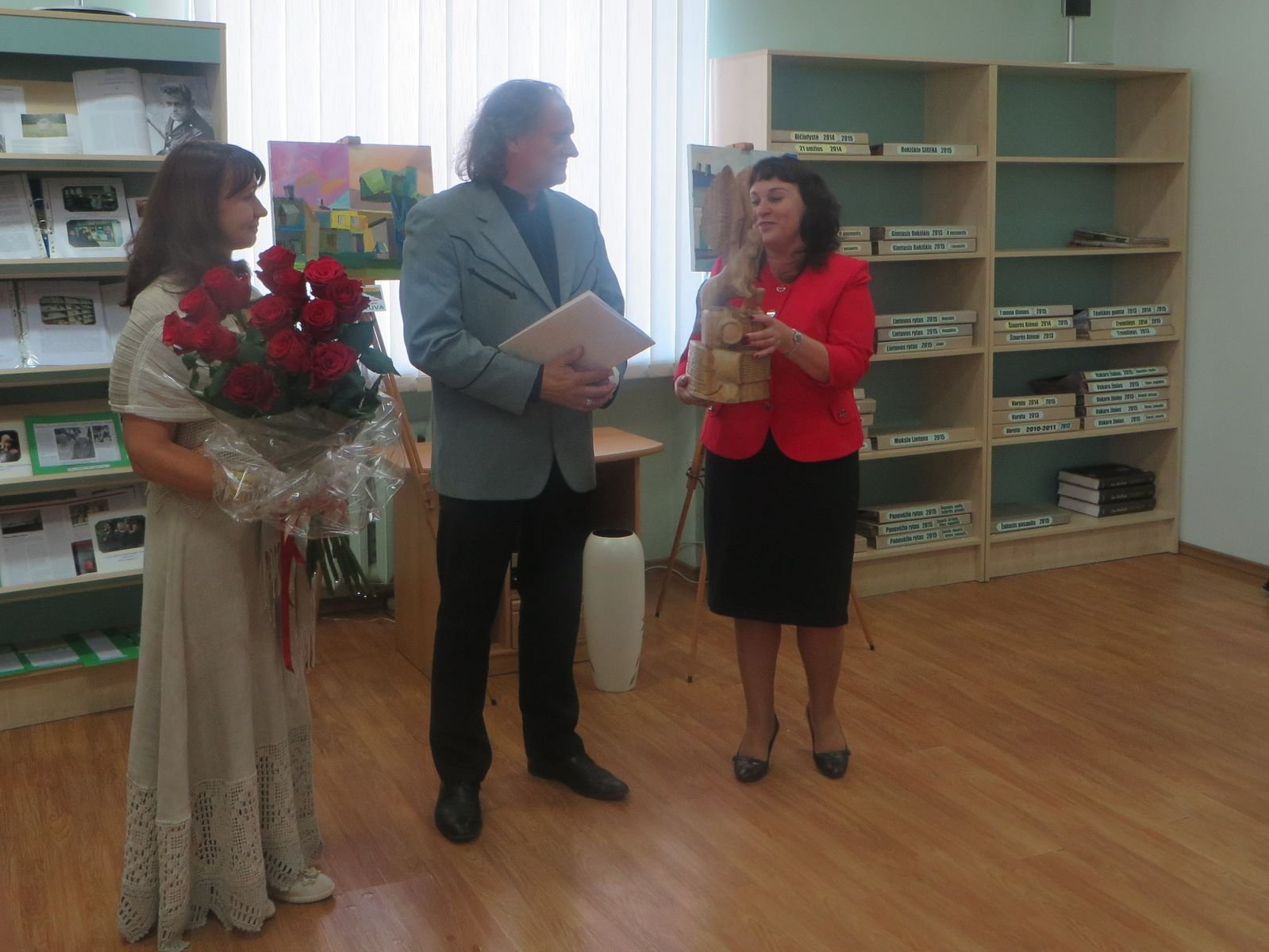 Juozo Keliuočio literatūrinės premijos įteikimas fotografui ir poetui Albinui Kuliešiui. Rokiškis (2015 m.)