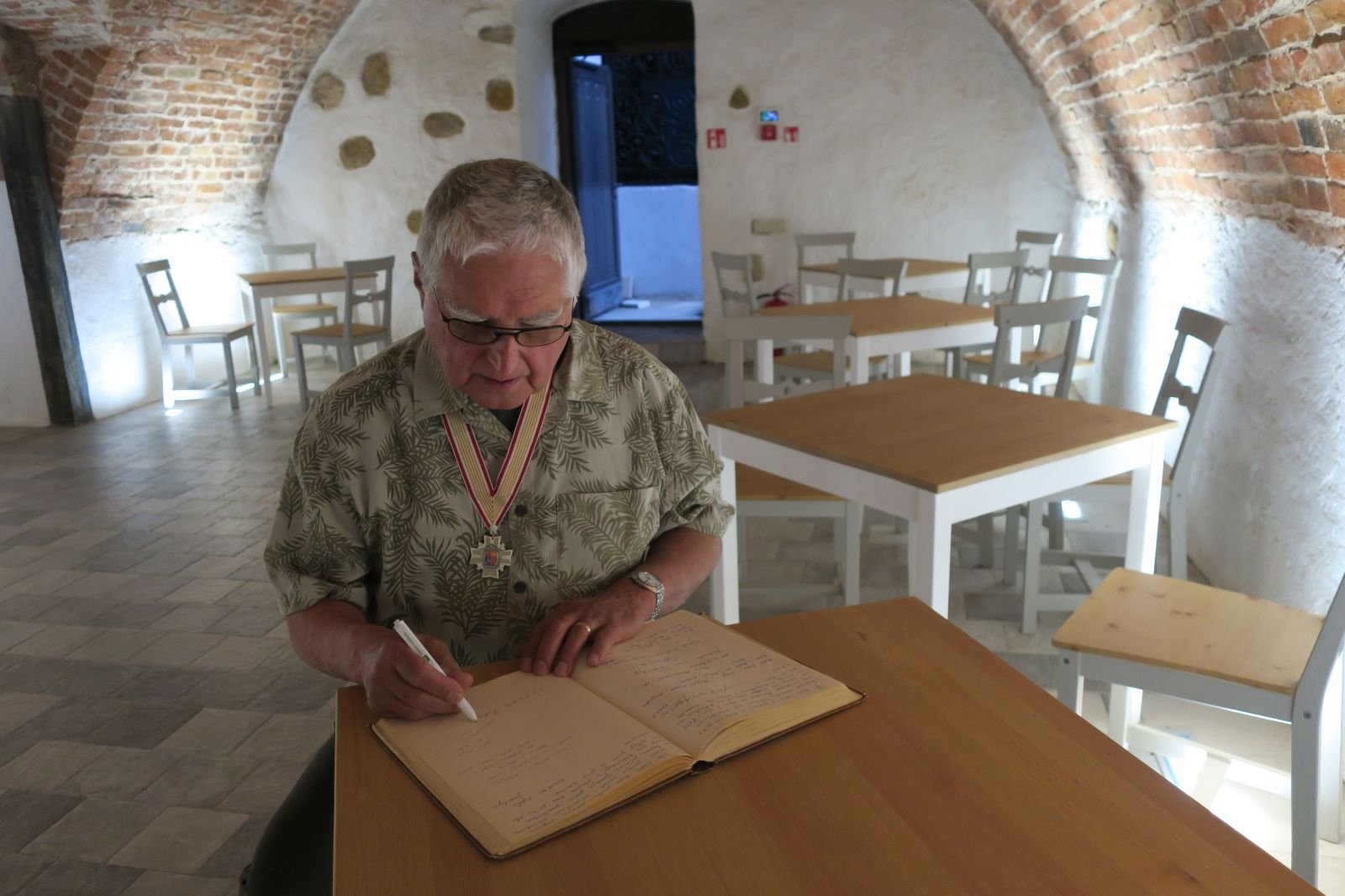 Rokiškio krašto Garbės piliečio vardo suteikimas kultūros mecenatui, fotomenininkui Jonui Dovydėnui Rokiškio Juozo Keliuočio viešojoje bibliotekoje (2019 m.)